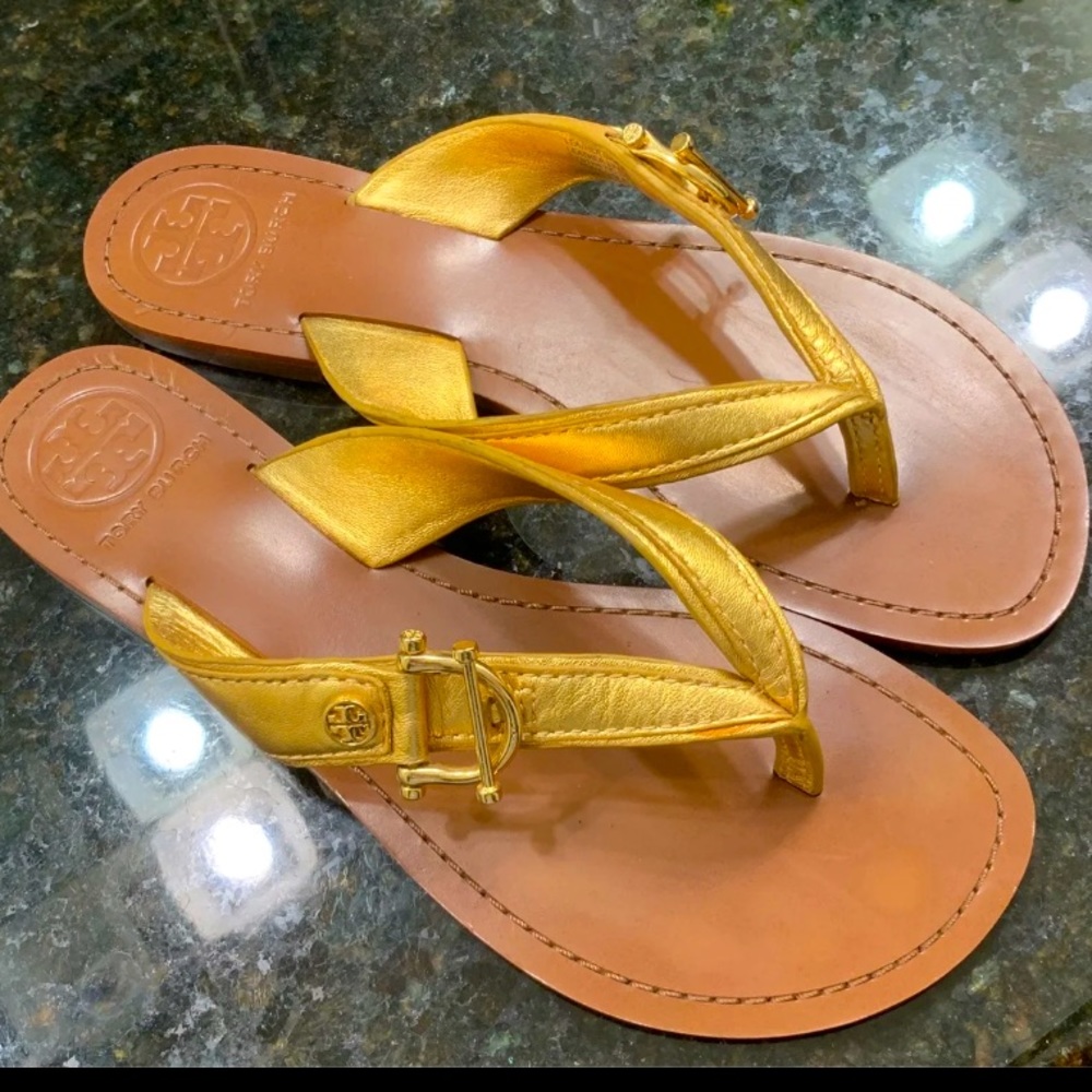 Tory Burch Sandals
Gold leather with gold hardware and timeless Tory logo